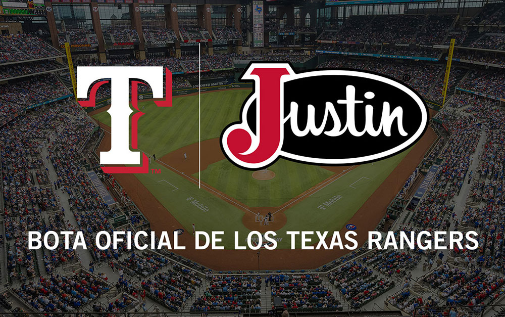 Bota oficial de los Texas Rangers. Un logotipo cerrado del logotipo de Justin y el logotipo de los Texas Rangers con las palabras "Botas oficiales de los Texas Rangers" con una imagen de Globe Life Field de fondo.